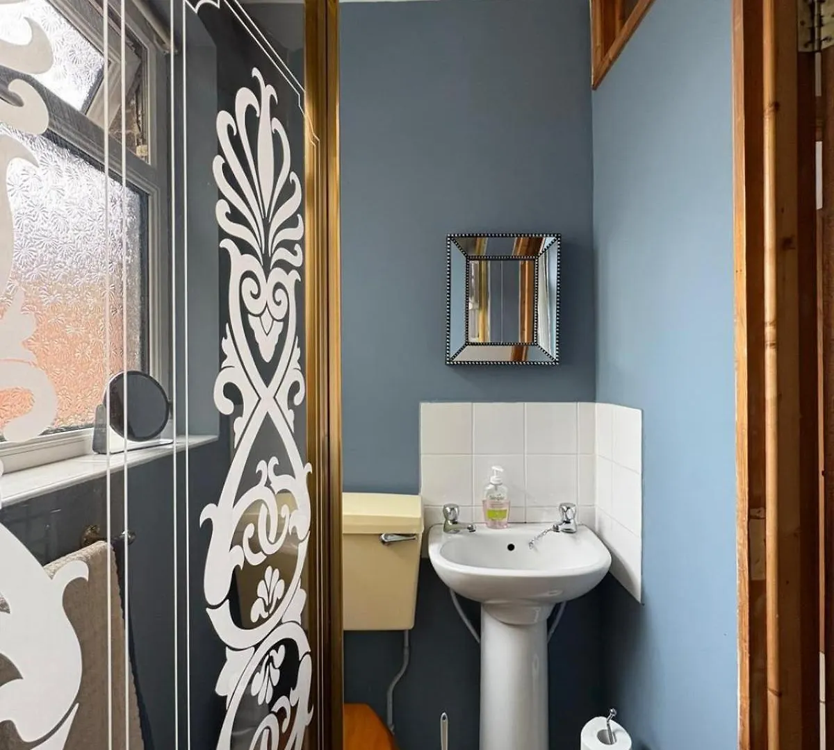 Fabulous Central Belfast Large 4 Bedroom Townhouse - Off Street Parking