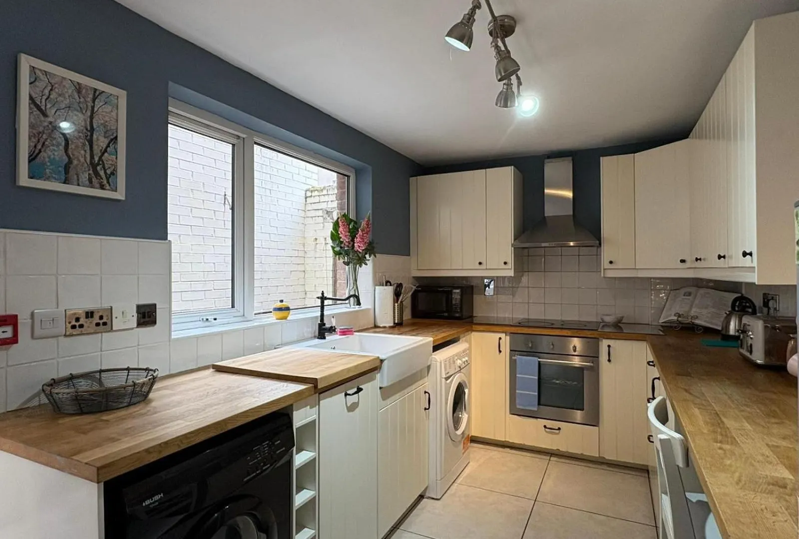 Fabulous Central Belfast Large 4 Bedroom Townhouse - Off Street Parking