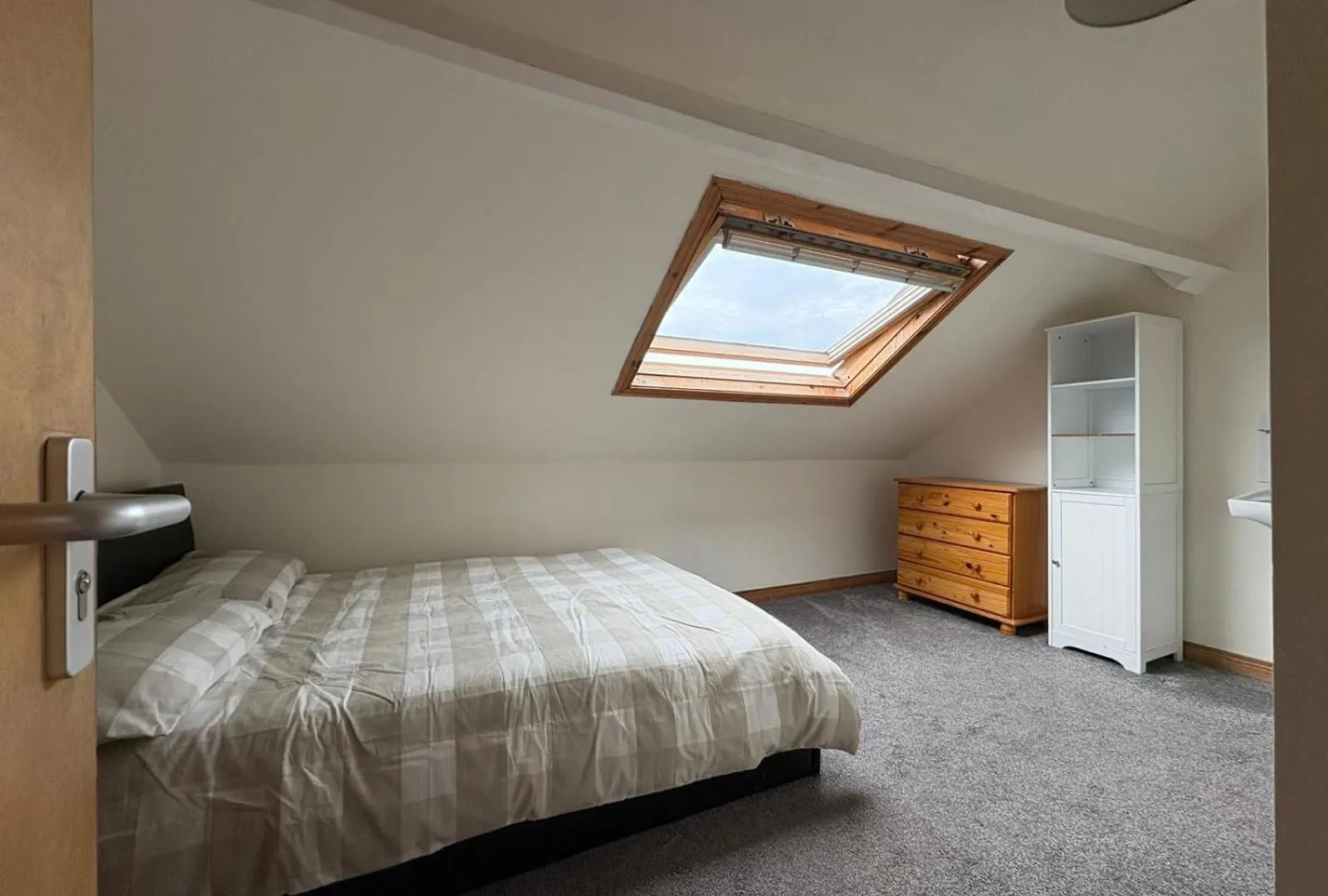 Fabulous Central Belfast Large 4 Bedroom Townhouse - Off Street Parking