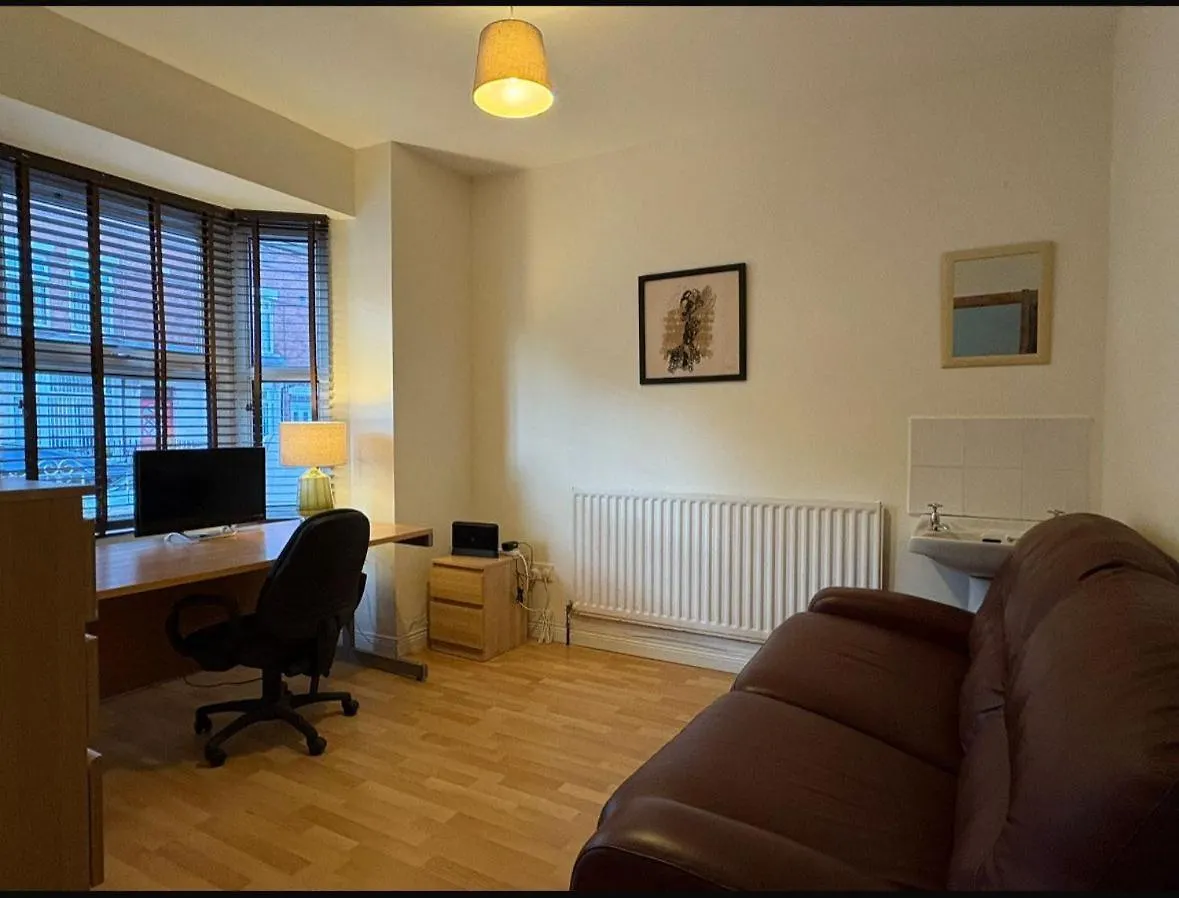 Fabulous Central Belfast Large 4 Bedroom Townhouse - Off Street Parking Appartamento